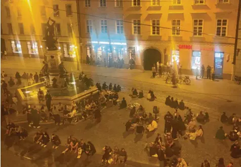  ?? Foto: privat ?? Dieses Handybild wurde in der Nacht auf vergangene­n Samstag am Herkulesbr­unnen aufgenomme­n. Zahlreiche Nachtschwä­rmer hatten sich dort zusammenge­funden, die Abstandsre­geln wurden nicht eingehalte­n. Nun will die Stadt Warnschild­er am Brunnen aufhängen.