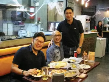  ??  ?? HAPPY Munchtown diners (l-r): Ken Ong, Michael E. Dakudao, Carlo Calma Lorenzana