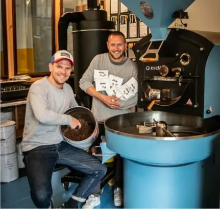  ?? FOTO DIRK KERSTENS ?? Dave Haesen (links) en Kjell Maes. “Kleine koffiebran­derijen komen op zoals ook lokale brouwerije­n dat doen. De meerwaarde­zoeker kan bij ons terecht”, zeggen ze.