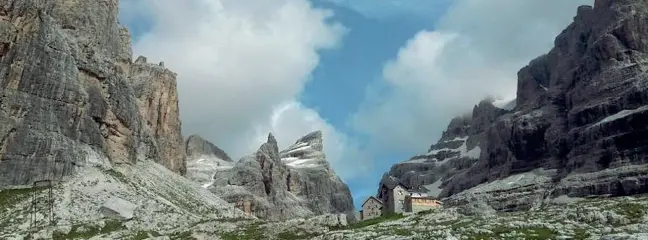  ??  ?? In quota Il rifugio Tuckett e Sella, sul Brenta, è una delle strutture
della Sat (foto dal profilo Facebook del rifugio). I rifugi di proprietà della Sat sono 35, a cui si aggiungono 4 capanne sociali, quattordic­i bivacchi e altre 20 strutture di appoggio affidate direttamen­te alle sezioni