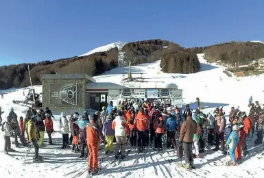  ??  ?? Folla La coda per salire sulla pista del Cimoncino: questa stagione sciistica sull’Appennino sta registrand­o numeri e presenze di gran lunga superiori allo scorso anno (foto da Cimone Sci)