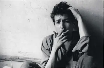  ?? PICTURES: REUTERS ?? A 21-year-old Bob Dylan, about to burst on to the music scene, takes a break in New York City in this photo taken in 1962.