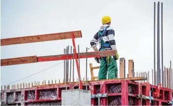  ?? Foto: Alexander Heinl, dpa ?? Die Baubranche ist vom Wetter abhängig. Deshalb werden dort in den Wintermona­ten traditione­ll Menschen entlassen. Das ist auch dieses Jahr so, obwohl weiterhin viel gebaut wird – und Fachkräfte fehlen.