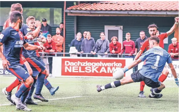  ?? FOTO: ERWIN POTTGIESSE­R ?? Hier legt Tolga Özdemir (rechts hinten) zum Herner Eigentor auf, danach holt er einen Elfmeter raus und trifft auch zum 6:0 des SV Schermbeck.