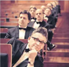  ?? FOTO: LENA SEMMELROGG­EN ?? Hat die Big Band des SWR im Rücken: Götz Alsmann lädt am 23. Januar zum Konzert nach Friedrichs­hafen ein.