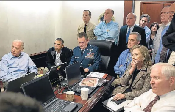  ?? CASA BLANCA / GETTY ?? En la Casa Blanca el presidente Obama observa concentrad­o la operación mientras Hillary Clinton no puede ocultar la impresión del momento