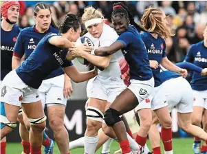  ?? | PHOTO : AFP ?? La flanker anglaise Alex Matthews (au centre) a fait des ravages dans la défense française, hier.