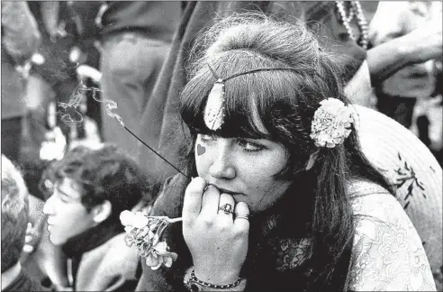  ?? RON YATES/CHICAGO TRIBUNE ?? In the autumn following the “Summer of Love” in 1967, a young person takes part in a gathering at North Avenue Beach in Chicago.