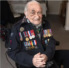  ??  ?? D-Day hero David Teacher gave his phone to a fellow patient to charge