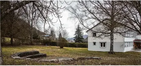  ?? Foto: Andreas Uitz ?? Auf der freien Fläche bei der Itzelberge­r Schule soll der Neubau für die Forstverwa­ltung entstehen.