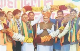  ?? HT FILE/HIMANSHU VYAS ?? PM Narendra Modi is garlanded at an election campaign in Jaipur on Tuesday.