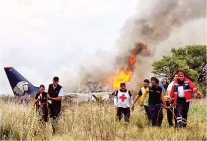  ??  ?? AYUDA. Elementos de Protección Civil y de la Cruz Roja ayudaron a los pasajeros que se desplomó, ayer, en Durango.