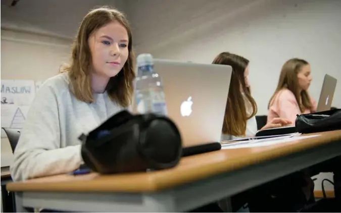  ?? RUNE VANDVIK ?? Tiril Gabrielsen (til venstre) og 19 av de andre elevene i klassen har funnet ut at de er introverte og foretrekke­r å jobbe alene foran i grupper. I midten sitter Ingeborg Ydstebø og til høyre Ingvild Aasen Knudsen.