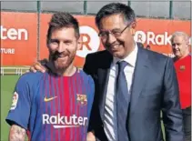  ??  ?? Josep Maria Bartomeu sonríe con Messi en una imagen de la temporada 2017-18