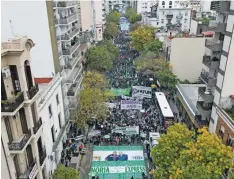  ?? / AP ?? Argentina. Manifestan­tes marchan en el Día Internacio­nal de los Trabajador­es en Buenos Aires.