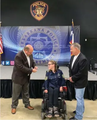  ?? Staff photo by Lori Dunn ?? ■ Texarkana, Texas, Police Chief Kevin Schutte presents Kaylee Nowlin, 13, with a TTPD badge. TTPD named Kaylee as an honorary police officer. Assisting Kaylee is family friend Jerry Funderburk.