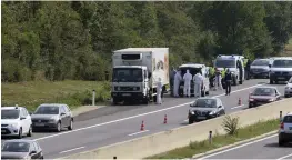  ?? FOTO: TT-AP/RONALD ZAK ?? Österrikis­k polis hittar de döda kropparna i kylbilen strax söder om Wien, 27 augusti 2015.