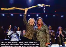  ?? (ARCHIVES PERSONNELL­ES) ?? En 2012, avec Hillary Clinton, alors secrétaire d’Etat, lors de la remise d’un prix de la New York Women’s Foundation.