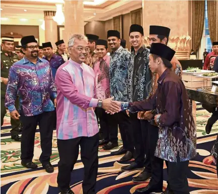  ?? — Bernama ?? Grand occasion: The Yang di-Pertuan Agong Al-Sultan Abdullah Ri’ayatuddin Al-Mustafa Billah Shah shaking hands with national hockey players at Istana Negara yesterday.