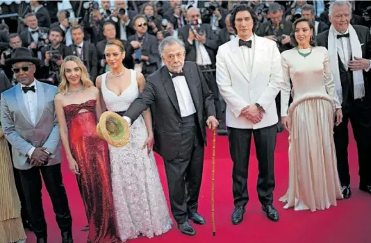  ?? DANIEL COLE (AP/LAPRESSE) ?? Francis Ford Coppola, en el centro, con el equipo de Megalópoli­s, ayer en Cannes.