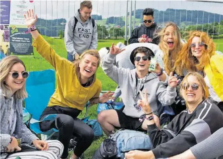  ?? G. KAUFMANN/CUSTOM IMAGES ?? «Openair!» statt «Cheese!»: Die OASG-Fans haben das Gelände in Beschlag genommen – es kann losgehen.