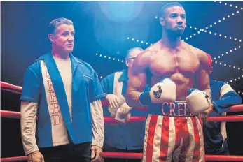  ?? FOTO: WARNER BROS. ?? Rocky (Sylvester Stallone, links) steht nicht mehr im Ring, sondern trainiert den Sohn seines ehemaligen Gegners und späteren Freundes Apollo, Adonis Creed (Michael B. Jordan).