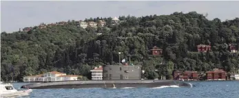  ?? FOTO: MURAD SEZER ?? Tor zum Mittelmeer: Vor allem russische U-Boote und Kampfschif­fe kreuzen durch den Bosporus.