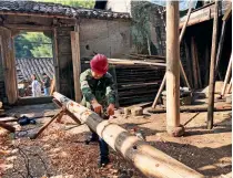  ?? MUSEUM) (SONGYANG ?? A carpenter at work in Songyang County, Lishui City, Zhejiang Province