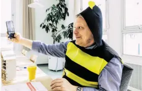  ?? BILD: SN/SINFO–Z/KNOLL ?? Jochen Höfferer schlüpfte ins Bienenkost­üm.