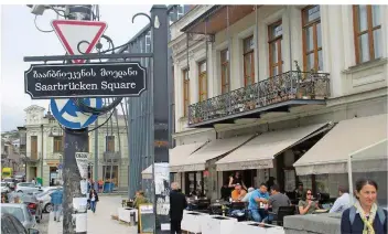  ?? FOTO: KNUT HÄNSCHKE ?? Ausdruck der Partnersch­aft: Dieser belebte Platz in Tbilissi ist nach der Stadt Saarbrücke­n benannt.