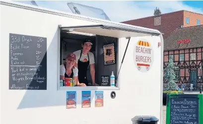  ?? Bild: Daniel Kämäräinen ?? Den rullande hamburgerr­estaurange­n kommer stå på Stora torg i Halmstad hela sommaren.