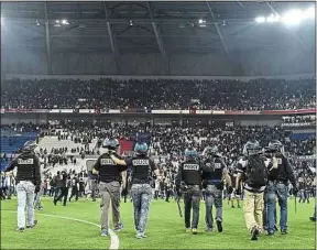  ??  ?? Le coup d’envoi du match a été retardé après que la pelouse a été envahie.