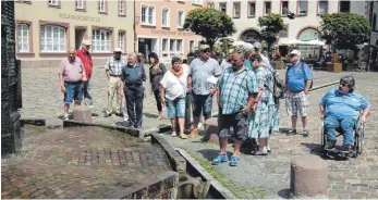  ?? FOTO: VDK/ANNETTE AHRENDT ?? Mitglieder der VdK-Reisegrupp­e aus Tettnang besichtige­n den neuen Brunnen des Künstlers Klaus Ringwald auf dem Münsterpla­tz in Villingen.