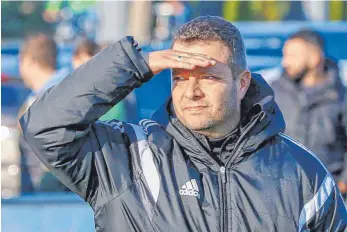  ?? FOTO: ALEXANDER HOTH ?? Rolf Weiland hat seinen Vertrag beim VfL Brochenzel­l um ein weiteres Jahr verlängert.