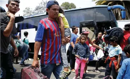  ?? AGENCIA ENFOQUE ?? Al menos 200 refugiados de Centroamér­ica pertenecie­ntes a la caravana migrante, arribaron al albergue de la parroquia de la Asunción, en la junta auxiliar de la Libertad, donde se les brindan todos los servicios.