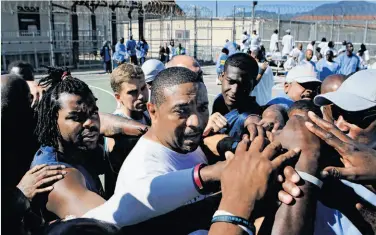  ?? Photos by Paul Chinn / The Chronicle ?? Warriors head coach Mark Jackson (center) says he was as inspired by the inmates as they were by him.