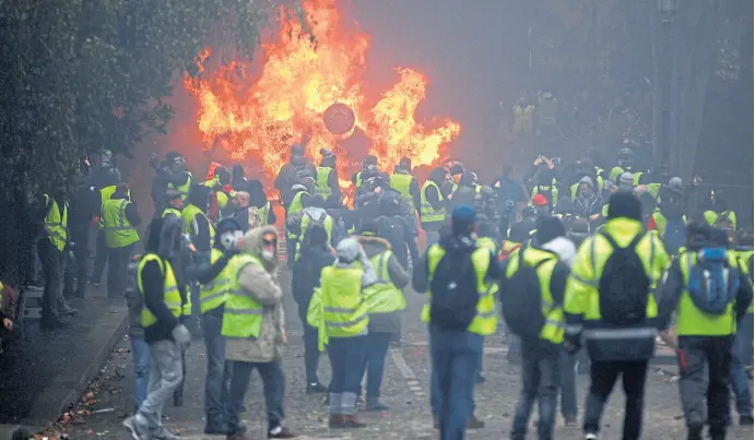  ?? Stephane mahe/reuters ?? Las escenas de violencia se apoderaron de las calles de París por la protesta de los “chalecos amarillos”