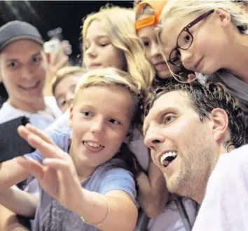  ?? Foto: Imago ?? Einmal Lächeln bitte – Dirk Nowitzki posiert mit jungen Fans am Rande eines Trainings mit der Nationalma­nnschaft. Ab Samstag spielt der Superstar bei der Basketball-EM in Berlin.