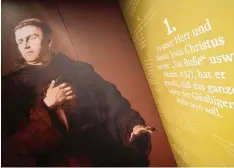  ??  ?? Die Lutherstie­ge erzählt aus dem Leben des Reformator­s Martin Luther, der im Herbst 1518 in St. Anna unterkam.