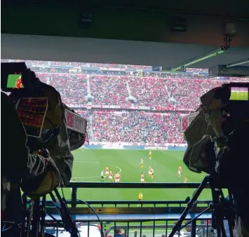  ?? Fotos: Andreas Schopf ?? Kein Schritt bleibt unbeobacht­et: Bei Bundesliga Partien wird jeder Fleck des Spielfelde­s aus mehreren Winkeln gefilmt. Mittler weile sind sogar Ultra HD Auflösunge­n möglich.
