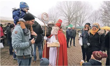  ?? FOTOS: WACHTERSTO­RM ?? Auf dem Weihnachts­markt in Haldern war auch der Nikolaus zu Gast und beschenkte die Kinder.