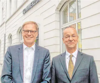  ?? FOTO: VIKTOR TURAD ?? Die Commerzban­k ist in der Region Ostwürttem­berg auf starkem Wachstumsk­urs. Dies haben Johannes Kube (links) und Rudi Maurer bei der Bilanzpres­sekonferen­z mitgeteilt. Das Bild ist vor der Corona-Krise entstanden.