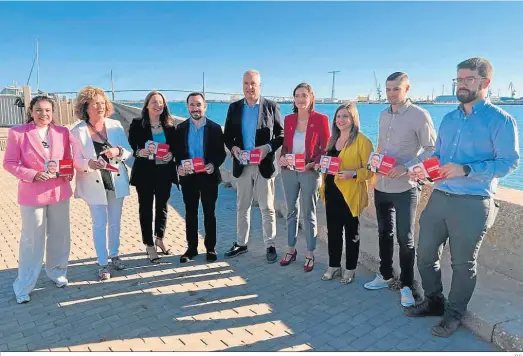  ?? D.C. ?? Dirigentes y candidatos del PSOE, con la ministra de Industria, Reyes Maroto, la semana pasada en Cádiz.