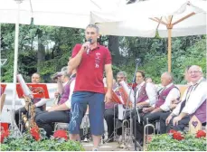  ?? FOTO: CHRISTINE HOFER-RUNST ?? Felix Maucher begrüßt auch in diesem Jahr die Gäste beim traditione­llen Sommerfest in Unterschwa­rzach.