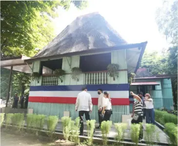  ?? PHOTOGRAPH BY JOEY SANCHEZ MENDOZA FOR THE DAILY TRIBUNE@tribunephl_joey ?? MANILA Vice Mayor Yul Servo, Alvin Alcid, Director of National Historical Commission and Rosana Misolas of Museo ni Apolinario Mabini tour the house of Gat Apolinario Mabini in PUP, Sta. Mesa, Manila during the 158th birth anniversar­y celebratio­n of the national hero.