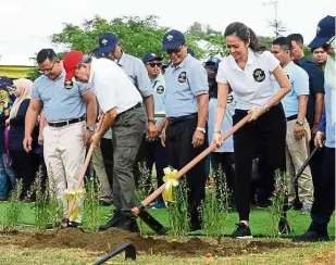  ??  ?? The sultan of selangor and Tengku Permaisuri norashikin officiatin­g the Plant Trees in the city programme in cyberjaya in July.