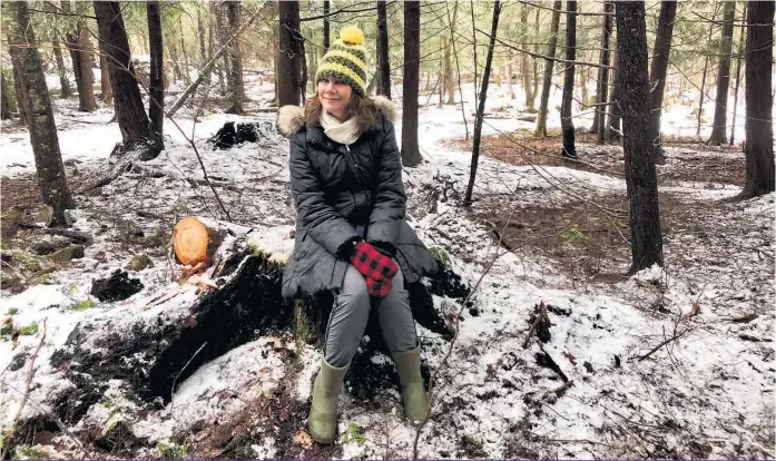  ??  ?? La comédienne Geneviève Brouillett­e qualifie de paradis sa propriété à la campagne qui est devenue sa résidence principale.