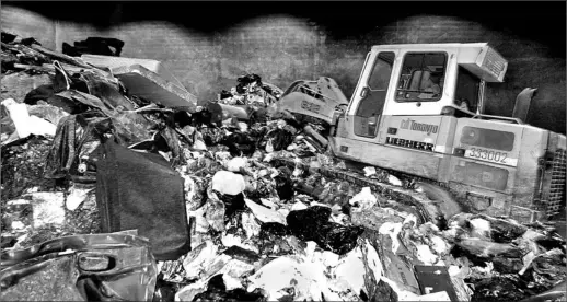  ?? JIM WILKES/STAR FILE PHOTO ?? A front-end loader readies Toronto garbage for loading onto trucks bound for a Michigan landfill site inside the Disco Rd. transfer station in Etobicoke last summer.