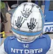  ?? MATT KRYGER, THE INDIANAPOL­IS STAR ?? Tony Kanaan can boast about his three children simply by putting on his helmet.