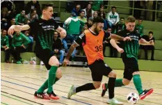  ?? Foto: Jais ?? Das Gruppenspi­el zwischen dem TSV Harburg (links Matthias Pickel, rechts Jonas Wiedenmann) und der SpVgg Ederheim (am Ball Deniz Karabal) endete 1:1. Letztendli­ch qualifizie­rten sich beide Teams für das Finale am Sonntag.